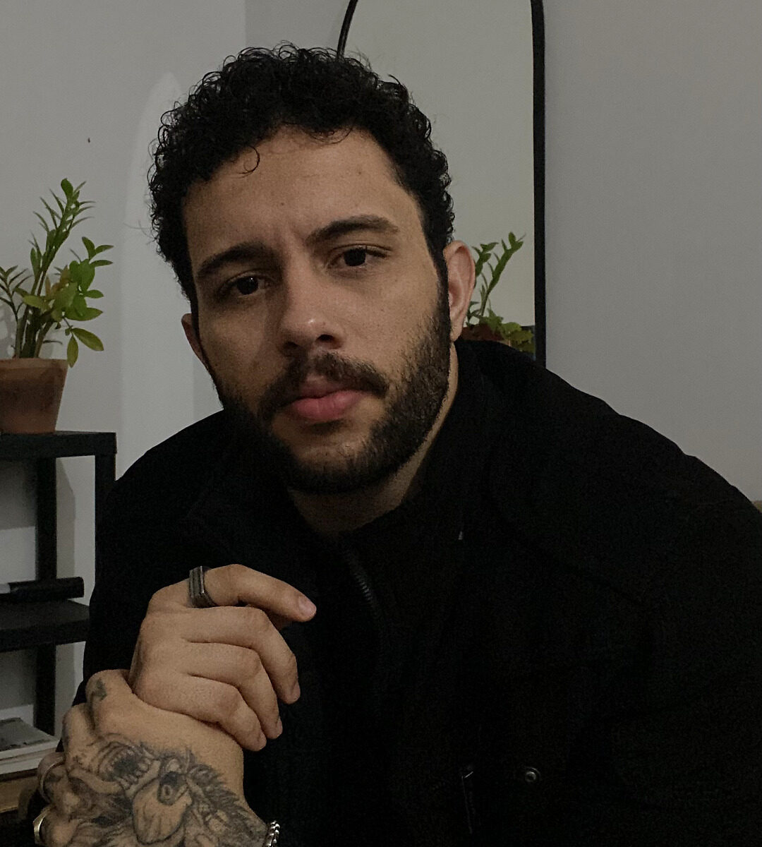 Alexsander Neves em ambiente casual